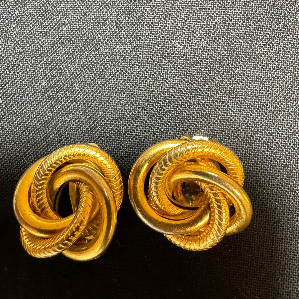 Vintage Signed DEMARIO NY golden tone Cluster Clip On Earrings